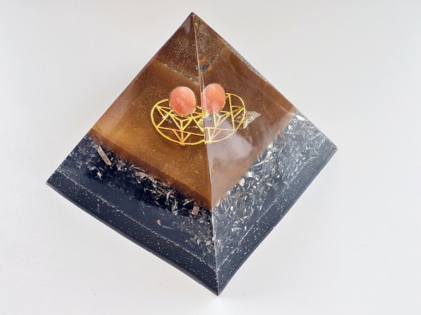 Orgonite pyramide sphère quartz cerise marron